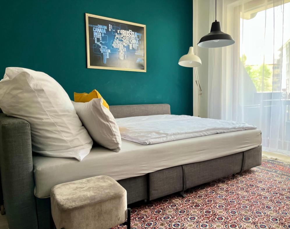 Living At Saarpartments -Adultsonly- 2 Bedrooms, Kitchen - Business & Holiday Apartments For Long- And Short Term Stay, 3 Min To Train Station, Secure E-Bike Parking! Saarbrucken Bagian luar foto
